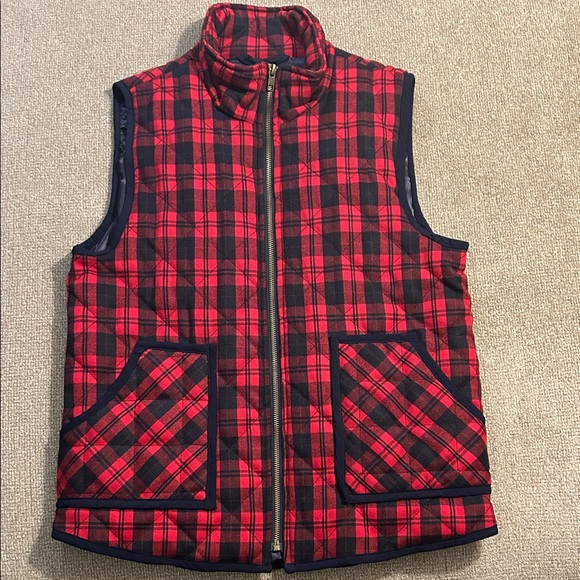 Woman’s Red Black Plaid Quilted Puffy Vest Zip Up Pockets Farm Wear SZ S - Picture 1 of 9